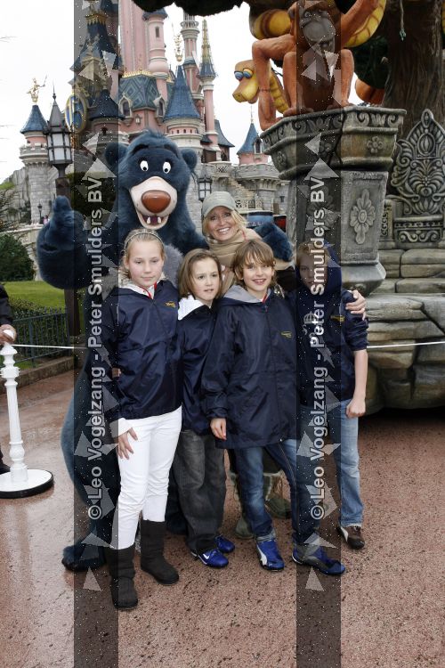 Paris 31 maart 207
Natasja Froger met haar zoons Didier en Maxim bij 15 jarig bestaan van Disneyland Parijs.