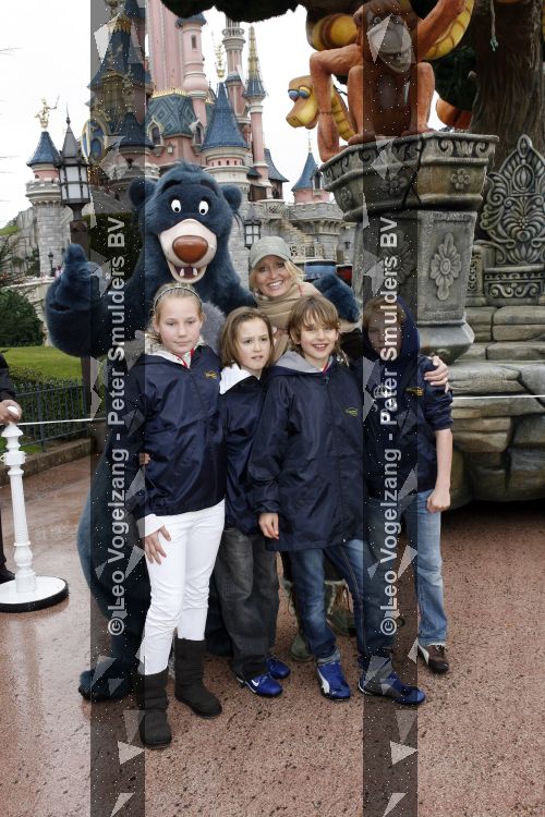 Paris 31 maart 207
Natasja Froger met haar zoons Didier en Maxim bij 15 jarig bestaan van Disneyland Parijs.