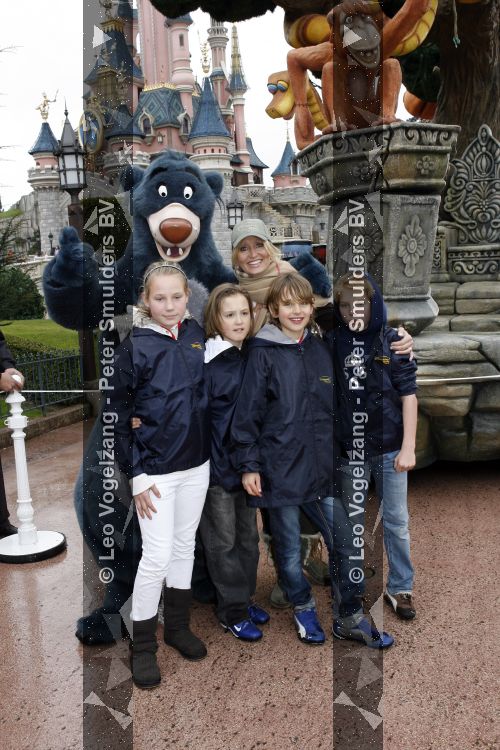 Paris 31 maart 207
Natasja Froger met haar zoons Didier en Maxim bij 15 jarig bestaan van Disneyland Parijs.
