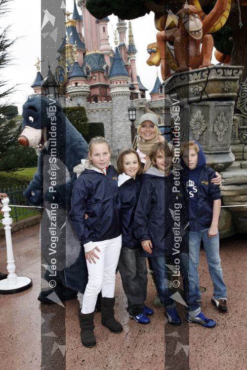 Paris 31 maart 207
Natasja Froger met haar zoons Didier en Maxim bij 15 jarig bestaan van Disneyland Parijs.
