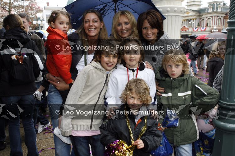 Parijs 31 maart 207
Natasja Froger met haar zoons Didier en Maxim bij 15 jarig bestaan van Disneyland Parijs. Leontine Borsato met Jada Senna en Luca