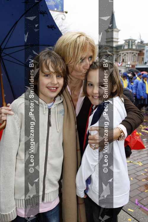 Paris 31 maart 207
Natasja Froger met haar zoons Didier en Maxim bij 15 jarig bestaan van Disneyland Parijs.
