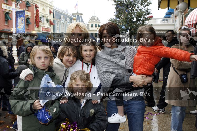 Parijs 31 maart 207
Natasja Froger met haar zoons Didier en Maxim bij 15 jarig bestaan van Disneyland Parijs. Leontine Borsato met Jada Senna en Luca