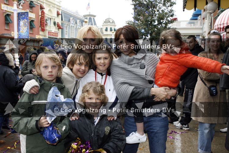 Parijs 31 maart 207
Natasja Froger met haar zoons Didier en Maxim bij 15 jarig bestaan van Disneyland Parijs. Leontine Borsato met Jada Senna en Luca