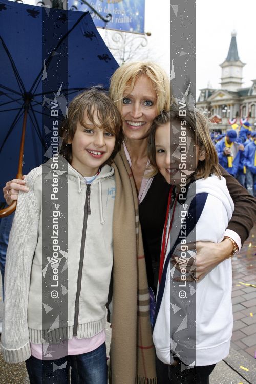 Paris 31 maart 207
Natasja Froger met haar zoons Didier en Maxim bij 15 jarig bestaan van Disneyland Parijs.