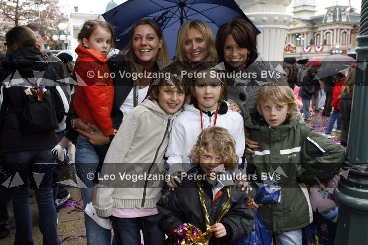 Parijs 31 maart 207
Natasja Froger met haar zoons Didier en Maxim bij 15 jarig bestaan van Disneyland Parijs. Leontine Borsato met Jada Senna en Luca