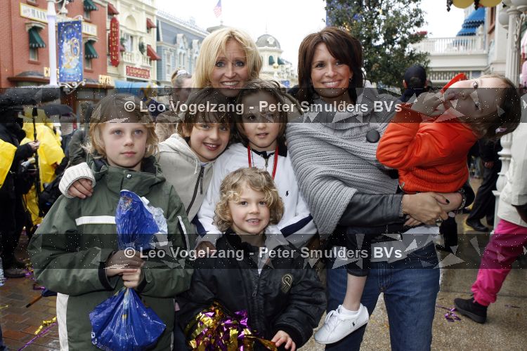 Parijs 31 maart 207
Natasja Froger met haar zoons Didier en Maxim bij 15 jarig bestaan van Disneyland Parijs. Leontine Borsato met Jada Senna en Luca