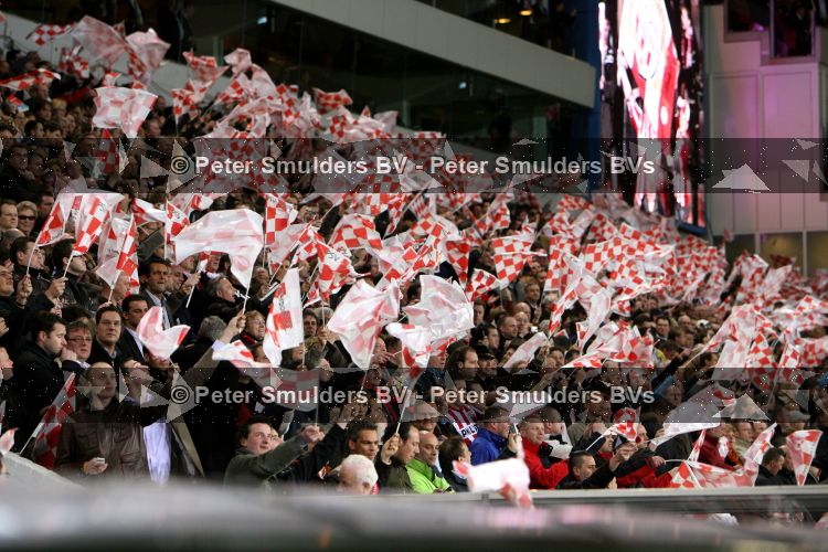Eindhoven, 3 April 2007 1/4 Finale Champions League wedstrijd PSV-FC Liverpool, eindstand 0-3 Seizoen 2006/2007
PSV Supporters met vlaggetjes