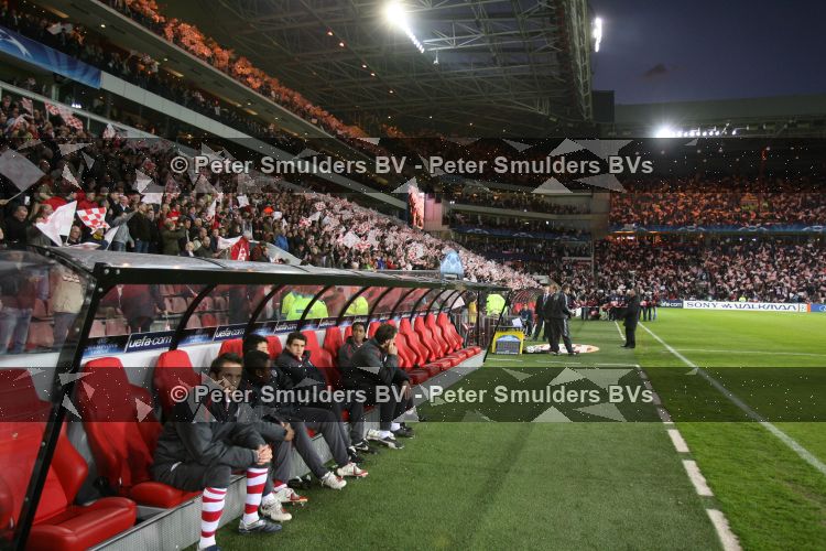 Eindhoven, 3 April 2007 1/4 Finale Champions League wedstrijd PSV-FC Liverpool, eindstand 0-3 Seizoen 2006/2007
PSV Supporters met op voorgrond de reservebank van PSV met o.a. Patrick kluivert, Eric Addo,Csaba Feher, Sun Xiang, Dirk Marcellis en Oscar Moens