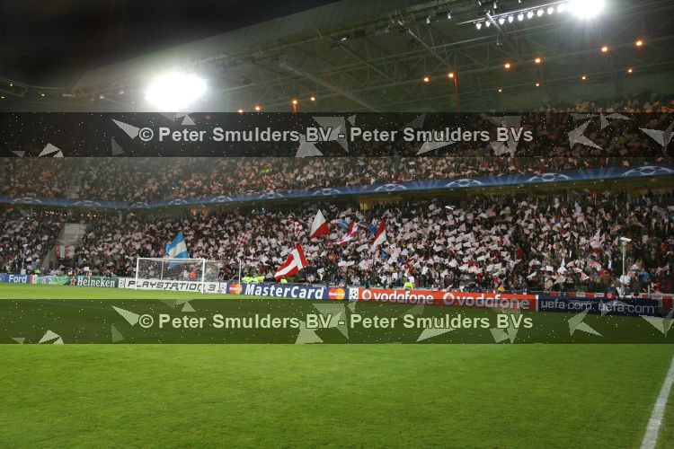Eindhoven, 3 April 2007 1/4 Finale Champions League wedstrijd PSV-FC Liverpool, eindstand 0-3 Seizoen 2006/2007
PSV Supporters met vlaggetjes