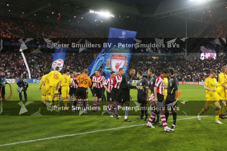 Eindhoven, 3 April 2007 1/4 Finale Champions League wedstrijd PSV-FC Liverpool, eindstand 0-3 Seizoen 2006/2007
Pepa Reina, Steve Finnan, Daniel Agger, John Arne Riise, Steven Gerrard, Fabio Aurelio, Xabi Alonso, Peter Crouch, Dirk Kuyt, Javier Mascherano en Jamie Carragher en PSV Gomes, Jan Kromkamp, Timmy Simons, Mika Vayrynen, Phillip Cocu, Edison Mendez, Manuel Da Costa, Jason Culina, Jefferson Farfan, Carlos Salcido en Diego Tardelli voor aanvang van de wedstrijd