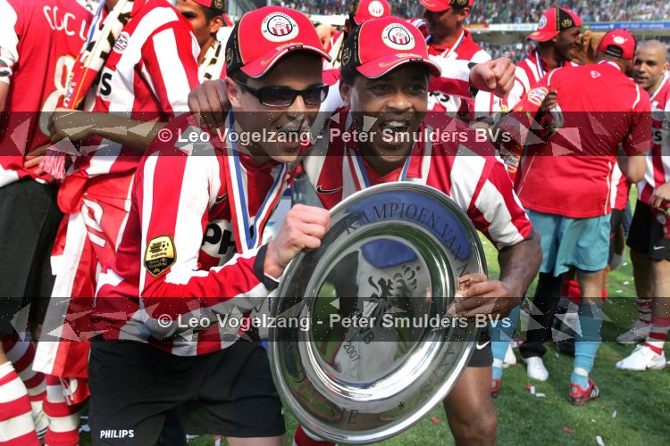 Eindhoven, 29 April 2007
PSV voor de 20e Landskampioen van Nederland
Seizoen 2006/2007
Op de foto Patrick Kluivert samen met Ibrahim Afellay met de kampioensschaal