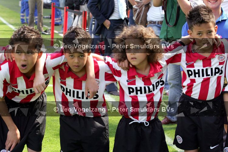 Eindhoven, 29 April 2007
PSV voor de 20e Landskampioen van Nederland
Seizoen 2006/2007
Op de foto de drie kinderen van Patrick Kluivert en het zoontje van zijn vriendin Rosanna Lima ( die in verwachting is van hun 5e kindje )