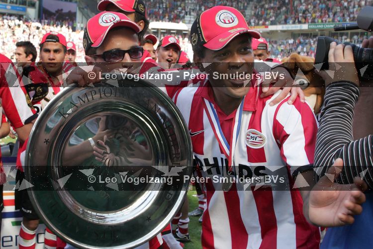 Eindhoven, 29 April 2007
PSV voor de 20e Landskampioen van Nederland
Seizoen 2006/2007
Op de foto Patrick Kluivert samen met Ibrahim Afellay met de kampioensschaal