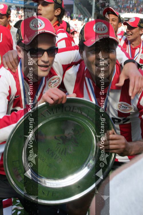 Eindhoven, 29 April 2007
PSV voor de 20e Landskampioen van Nederland
Seizoen 2006/2007
Op de foto Patrick Kluivert samen met Ibrahim Afellay met de kampioensschaal