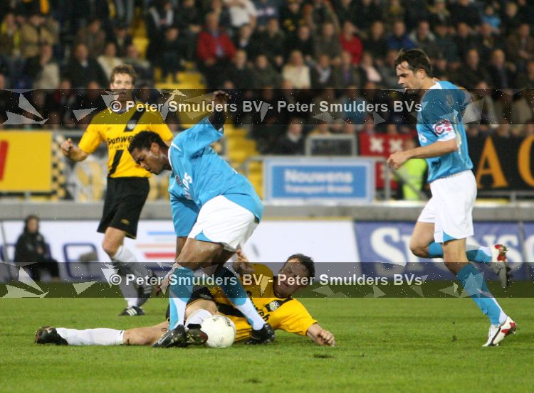Breda, 31 Maart 2007 Kompetitiewedstrijd NAC-PSV, eindstand 1-1 Seizoen 2006/2007
Patrick Kluivert in duel met Rob Penders