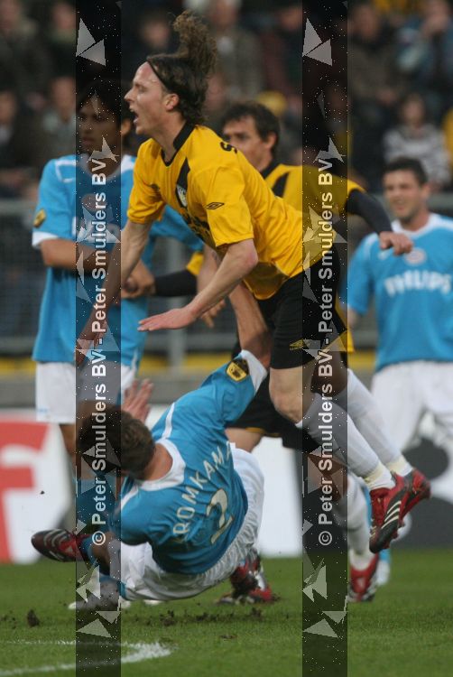 Breda, 31 Maart 2007 Kompetitiewedstrijd NAC-PSV, eindstand 1-1 Seizoen 2006/2007
Jan Kromkamp in duel met Patrick Zwaanswijk