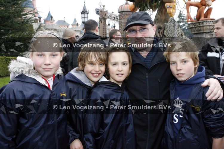 Paris 31 maart 207
Natasja Froger met haar zoons Didier en Maxim bij 15 jarig bestaan van Disneyland Parijs. Phil Collins met de kinderen van Theo Dietz