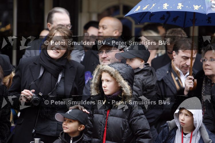 Parijs 31 maart 207
Phil Collins met zijn kinderen bij  15 jarig bestaan van Disneyland Parijs.