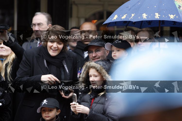 Parijs 31 maart 207
Phil Collins met zijn kinderen bij  15 jarig bestaan van Disneyland Parijs.