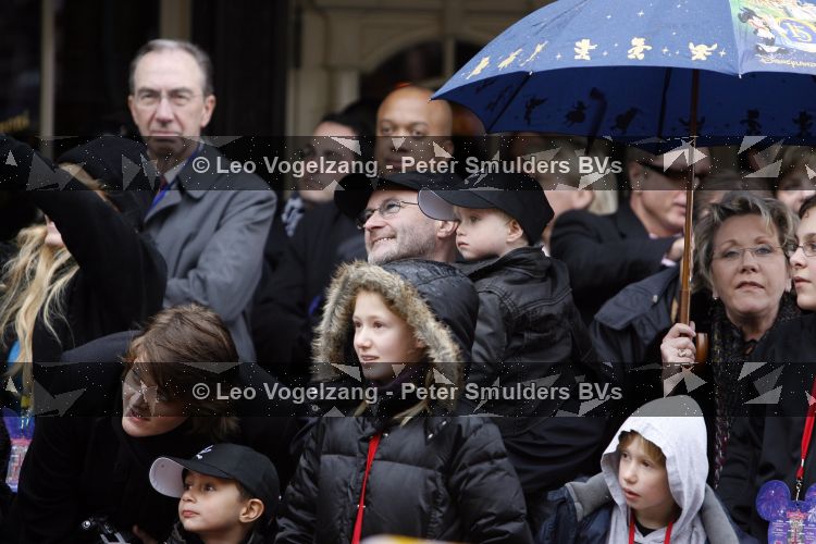 Parijs 31 maart 207
Phil Collins met zijn kinderen bij  15 jarig bestaan van Disneyland Parijs.