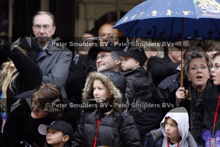 Parijs 31 maart 207
Phil Collins met zijn kinderen bij  15 jarig bestaan van Disneyland Parijs.