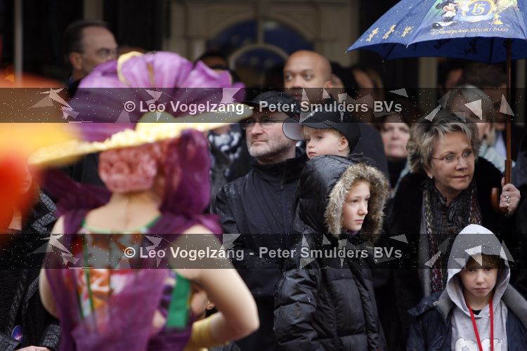 Parijs 31 maart 207
Phil Collins met zijn kinderen bij  15 jarig bestaan van Disneyland Parijs.
