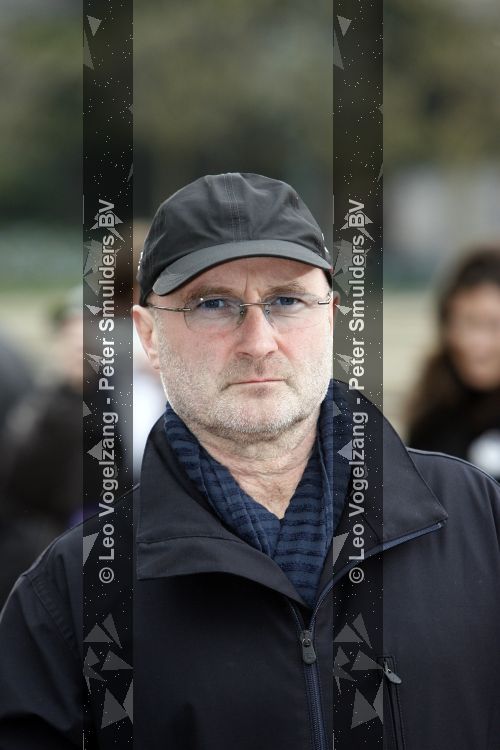 Parijs 31 maart 207
Phil Collins met zijn kinderen bij  15 jarig bestaan van Disneyland Parijs.