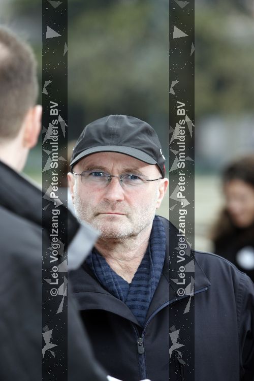 Parijs 31 maart 207
Phil Collins met zijn kinderen bij  15 jarig bestaan van Disneyland Parijs.