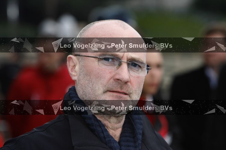 Parijs 31 maart 207
Phil Collins met zijn kinderen bij  15 jarig bestaan van Disneyland Parijs.