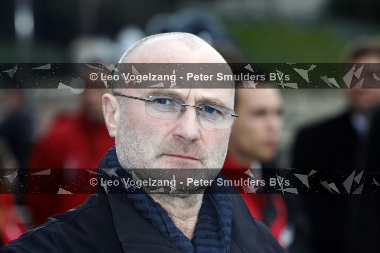 Parijs 31 maart 207
Phil Collins met zijn kinderen bij  15 jarig bestaan van Disneyland Parijs.