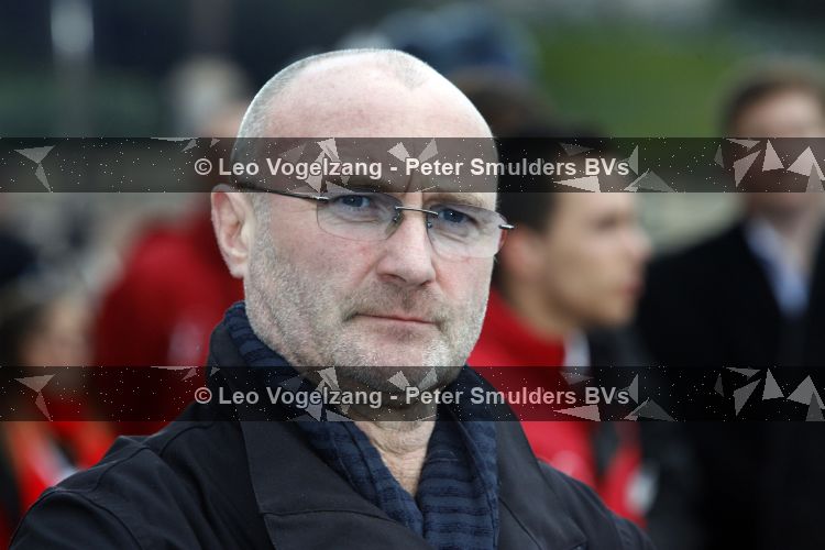Parijs 31 maart 207
Phil Collins met zijn kinderen bij  15 jarig bestaan van Disneyland Parijs.