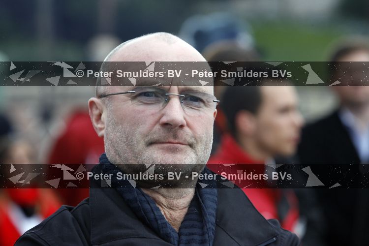 Parijs 31 maart 207
Phil Collins met zijn kinderen bij  15 jarig bestaan van Disneyland Parijs.