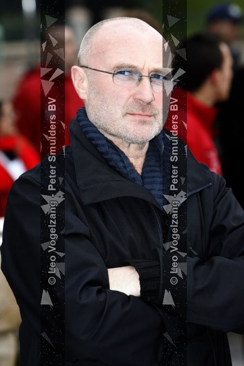 Parijs 31 maart 207
Phil Collins met zijn kinderen bij  15 jarig bestaan van Disneyland Parijs.