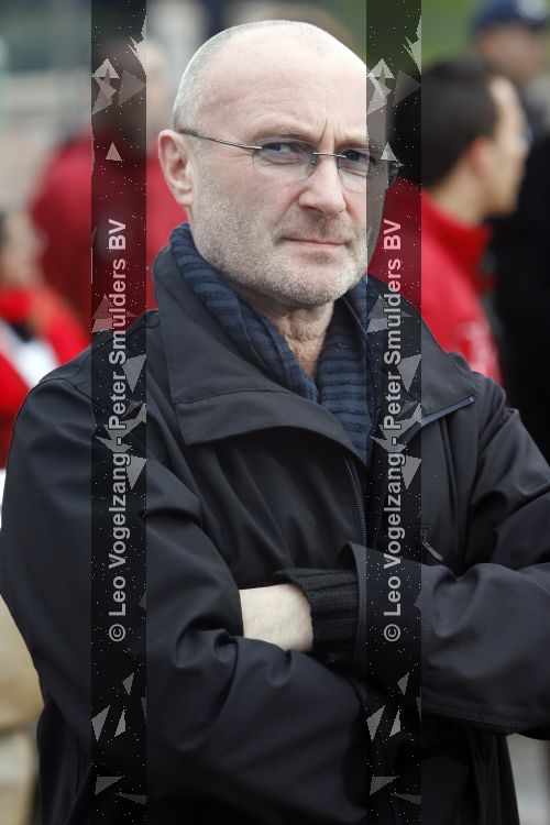 Parijs 31 maart 207
Phil Collins met zijn kinderen bij  15 jarig bestaan van Disneyland Parijs.