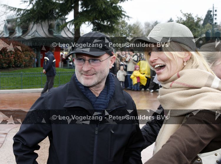 Paris 31 maart 207
Natasja Froger met haar zoons Didier en Maxim bij 15 jarig bestaan van Disneyland Parijs. Phil Collins