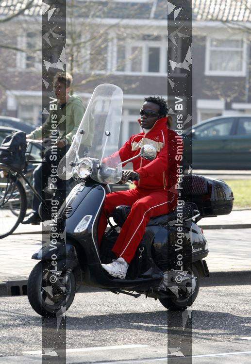 Amsterdam 2 april 2007
Regilo Tuur op zijn vespa scooter.
