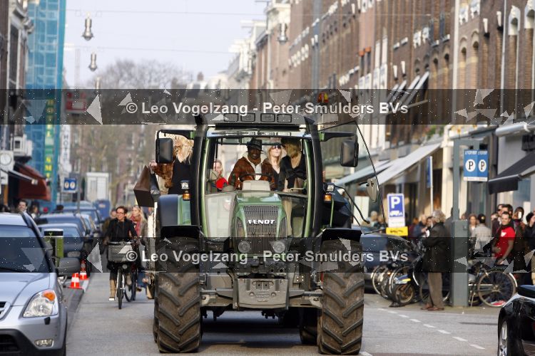 Amsterdam 24 maart 2007
Regilio Tuur en Glenn Helder (drumstel) met tractor op de pc hooftstraat vanwege het 5 jarig bestaan van cafe PC.
Regilio heeft een hoed op.