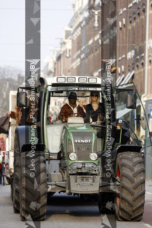 Amsterdam 24 maart 2007
Regilio Tuur en Glenn Helder (drumstel) met tractor op de pc hooftstraat vanwege het 5 jarig bestaan van cafe PC.
Regilio heeft een hoed op.