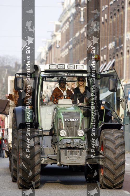 Amsterdam 24 maart 2007
Regilio Tuur en Glenn Helder (drumstel) met tractor op de pc hooftstraat vanwege het 5 jarig bestaan van cafe PC.
Regilio heeft een hoed op.