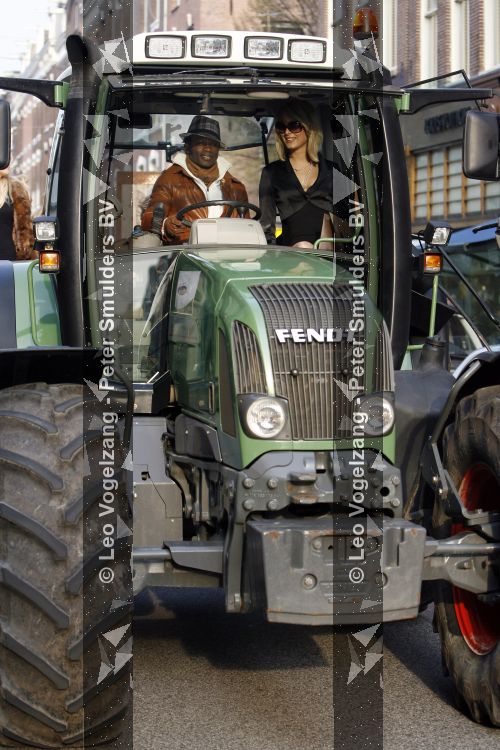 Amsterdam 24 maart 2007
Regilio Tuur en Glenn Helder (drumstel) met tractor op de pc hooftstraat vanwege het 5 jarig bestaan van cafe PC.
Regilio heeft een hoed op.