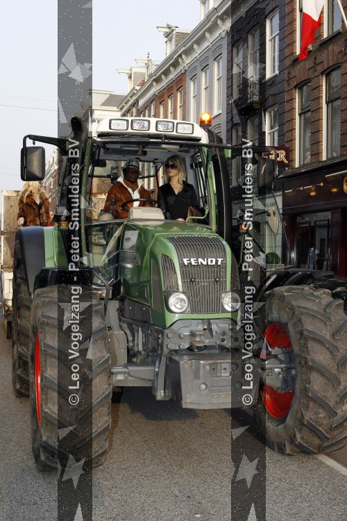 Amsterdam 24 maart 2007
Regilio Tuur en Glenn Helder (drumstel) met tractor op de pc hooftstraat vanwege het 5 jarig bestaan van cafe PC.
Regilio heeft een hoed op.