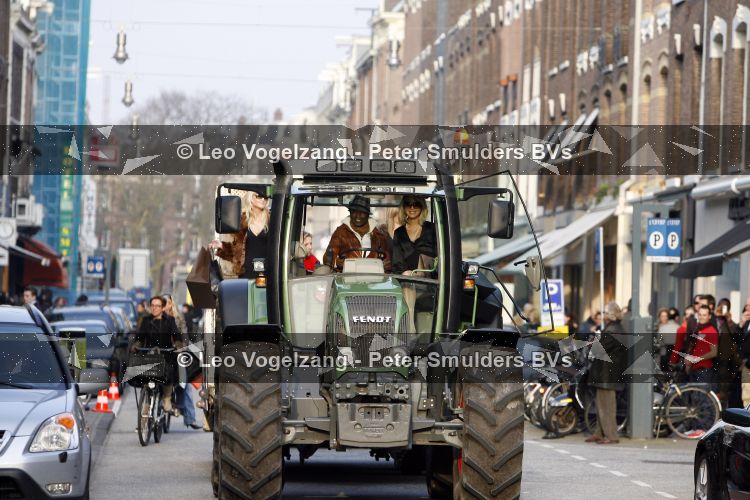 Amsterdam 24 maart 2007
Regilio Tuur en Glenn Helder (drumstel) met tractor op de pc hooftstraat vanwege het 5 jarig bestaan van cafe PC.
Regilio heeft een hoed op.
