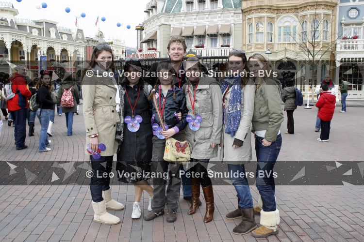 Parijs 31 maart 2007
Robert ten Brink met zijn vrouw Roos en hun 5 dochters bij het 15 jarig bestaan van Disneyland Parijs.