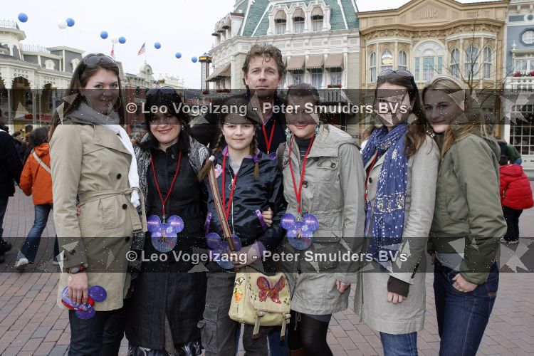 Parijs 31 maart 2007
Robert ten Brink met zijn vrouw Roos en hun 5 dochters bij het 15 jarig bestaan van Disneyland Parijs.