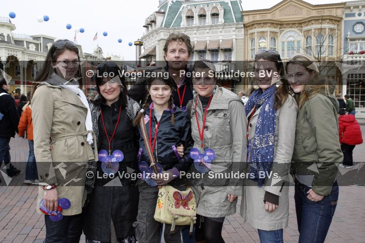 Parijs 31 maart 2007
Robert ten Brink met zijn vrouw Roos en hun 5 dochters bij het 15 jarig bestaan van Disneyland Parijs.