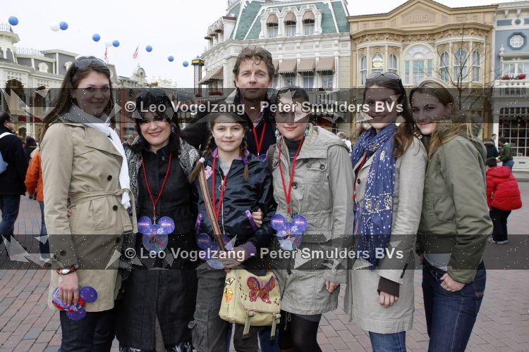 Parijs 31 maart 2007
Robert ten Brink met zijn vrouw Roos en hun 5 dochters bij het 15 jarig bestaan van Disneyland Parijs.