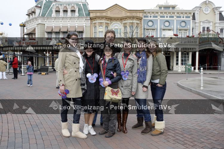 Parijs 31 maart 2007
Robert ten Brink met zijn vrouw Roos en hun 5 dochters bij het 15 jarig bestaan van Disneyland Parijs.