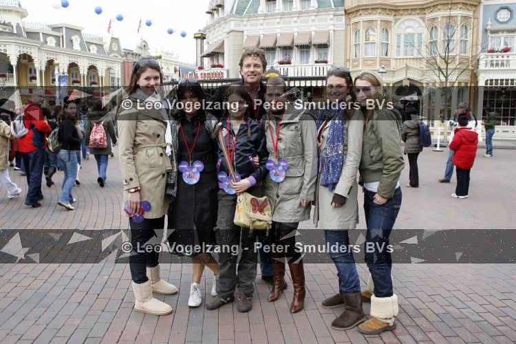 Parijs 31 maart 2007
Robert ten Brink met zijn vrouw Roos en hun 5 dochters bij het 15 jarig bestaan van Disneyland Parijs.