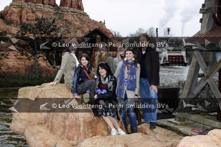 Parijs 31 maart 207
Robert ten Brink met zijn vrouw Roos en dochters 15 jarig bestaan van Disneyland Parijs.